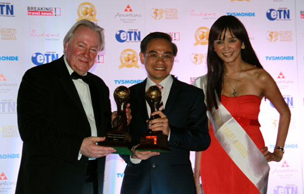 Đại diện Công ty Vietravel nhận giải thưởng du lịch thế giới tại Dubai