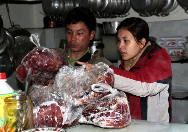  Lực lượng chức năng kiểm tra thịt rừng tại quán ăn Thuận Phát