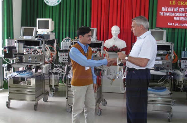 Trao tặng 8 máy gây mê cho các bệnh viện Lâm Đồng