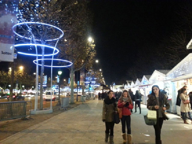 Chợ Noel trên đại lộ Champs Elysées