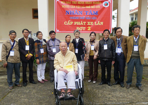 Bảo Lộc: Trao xe lăn giúp người nghèo