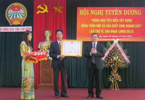 Phó Chủ tịch Ban Chấp hành TW Hội Nông dân Việt Nam Lại Xuân Môn trao bằng khen của Thủ tướng Chính phủ cho anh Nguyễn Hồng Chương