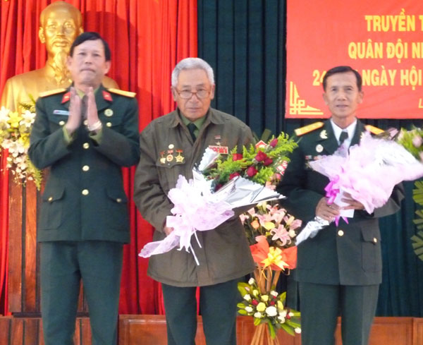 Trao tặng quà cho hai đồng chí Hoàng Đình Kiền và Ngô Xuân Đệ là Anh hùng lực lượng vũ trang