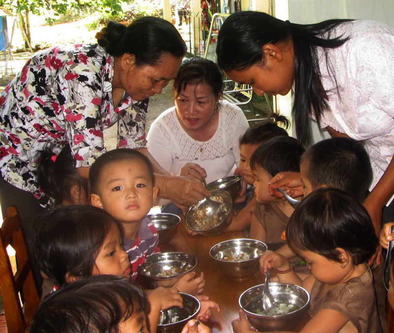 Giờ ăn trưa của các cháu trẻ thơ tại Nhà trẻ Minh Hạnh