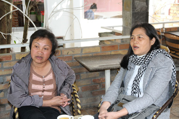 Bà Trần Thị Lan (bên trái) cùng bà Trần Thị Mạnh xác nhận vụ việc với phóng viên 