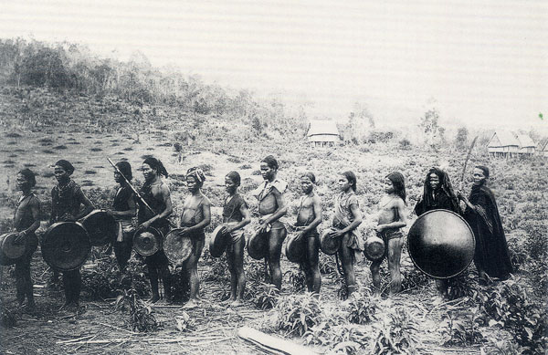 Đồng bào dân tộc thiểu số trên dãy Trường Sơn (ảnh do Yersin chụp vào những năm đầu thế kỷ XX)