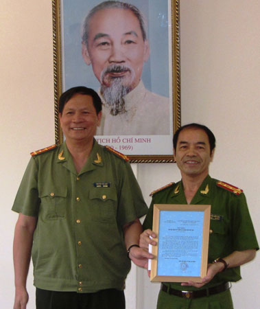 Đại tá Nguyễn Đức Hiệp, Giám đốc Công an tỉnh, tặng thưởng và biểu dương Công an TP Bảo Lộc