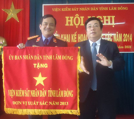 Đ/c Huỳnh Đức Hòa tặng cờ đơn vị xuất sắc năm 2013 của UBND tỉnh cho VKSND tỉnh