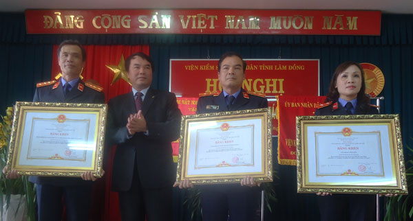 Đồng chí Phạm S - Phó Chủ tịch UBDN tỉnh trao Bằng khen của Chính phủ cho 3 tập thể