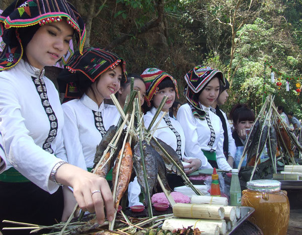 Thiếu nữ dân tộc Thái tại hội thác Pongour - Đức Trọng