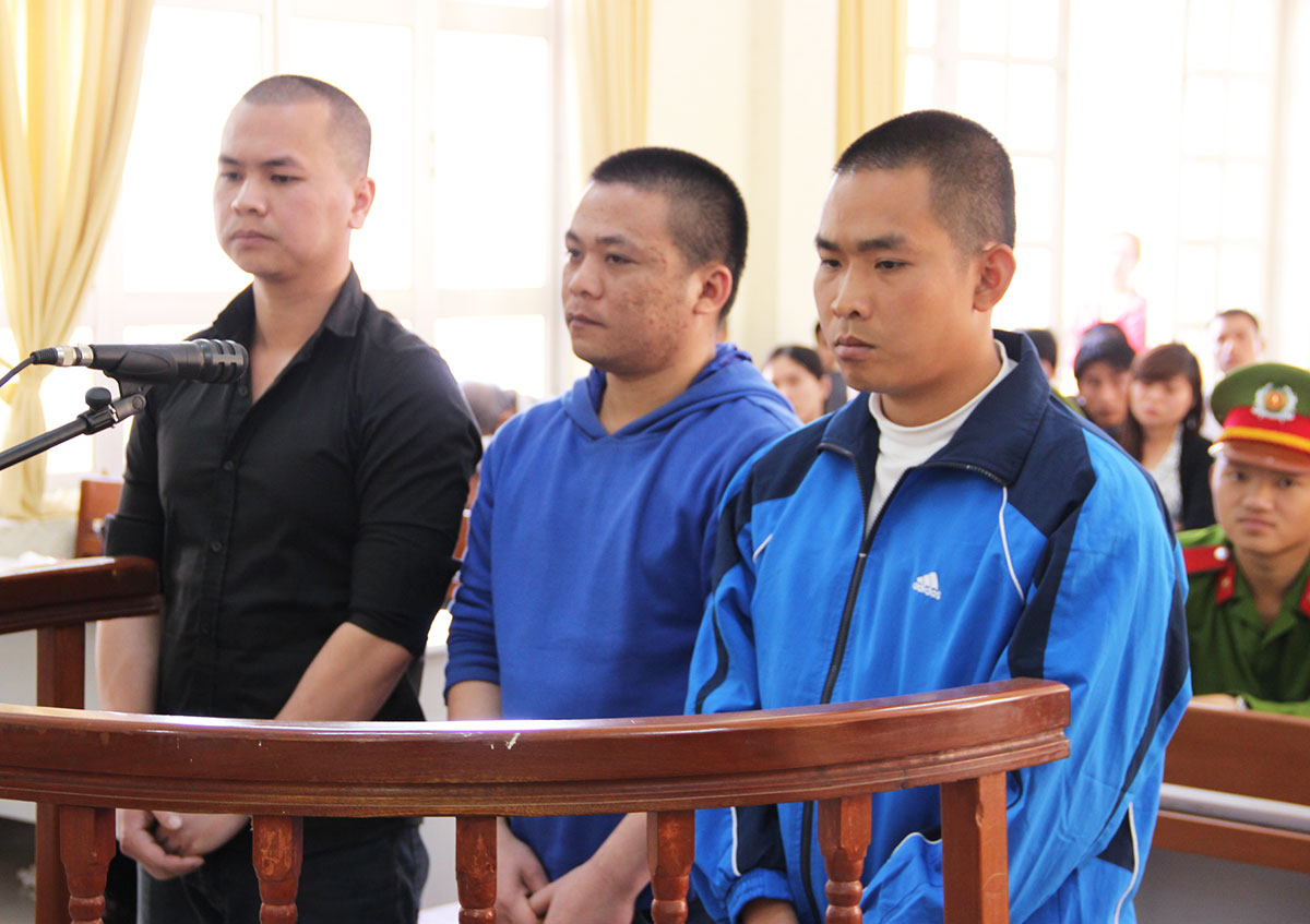 Các bị cáo (từ trái qua) Đỗ Xuân Mạnh, Phạm Ngọc Quỳnh, Nguyễn Duy Thuận
