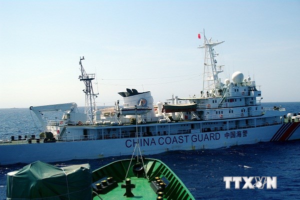 Tàu Hải cảnh Trung Quốc ngang nhiên uy hiếp tàu Việt Nam tại vùng đặc quyền kinh tế của Việt Nam (Nguồn: TTXVN)