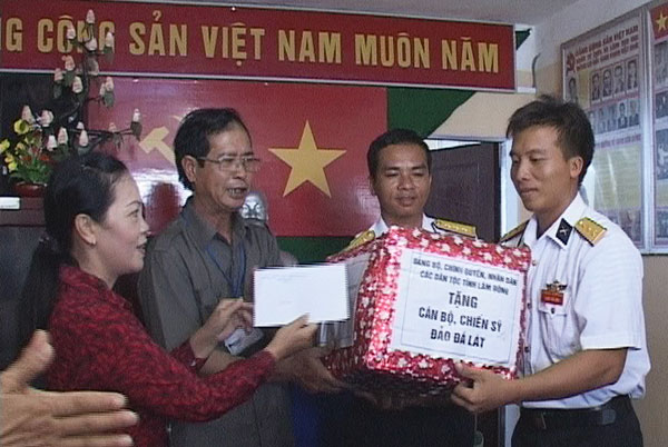 Lãnh đạo tỉnh Lâm Đồng tặng quà cho cán bộ, chiến sĩ đảo Đá Lát