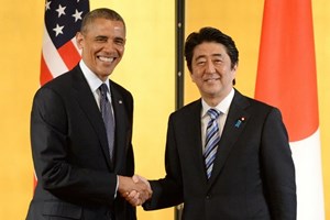 Tổng thống Mỹ Barack Obama (trái) bắt tay Thủ tướng Nhật Bản Shinzo Abe trong chuyến thăm quốc gia đồng minh thân cận nhất tại châu Á. (Ảnh: AFP/TTXVN)