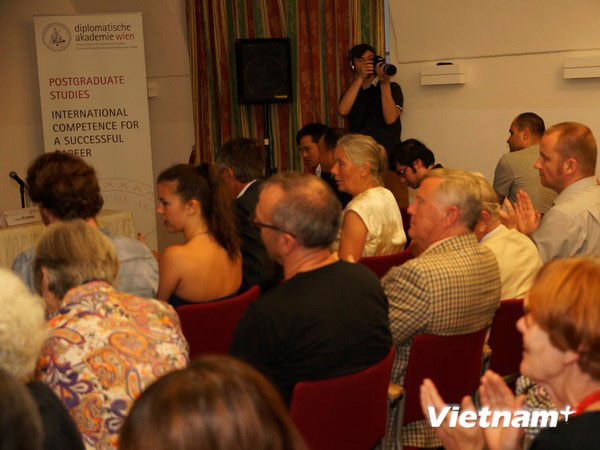 Các đại biểu tham dự Hội thảo về biển Đông tại Học viện Ngoại giao Áo. (Ảnh: Vietnam+)