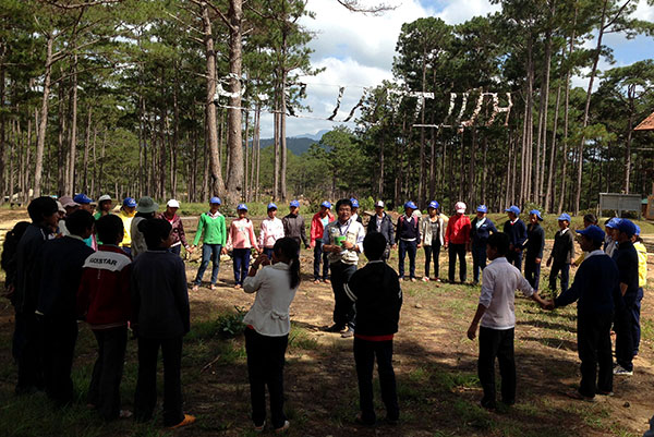 Các em học sinh tham dự chương trình diễn giải môi trường tại VQG Bidoup - Núi Bà