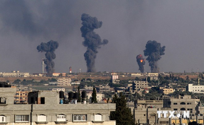 Khói bốc lên sau các vụ không kích của Israel vào Sân bay Quốc tế Gaza ở Rafah, phía nam Dải Gaza ngày 7/7. (Nguồn: AFP/TTXVN)
