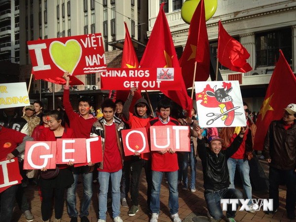 Cộng đồng người Việt tại New Zealand tuần hành yêu cầu Trung Quốc rút giàn khoan. (Nguồn: TTXVN)