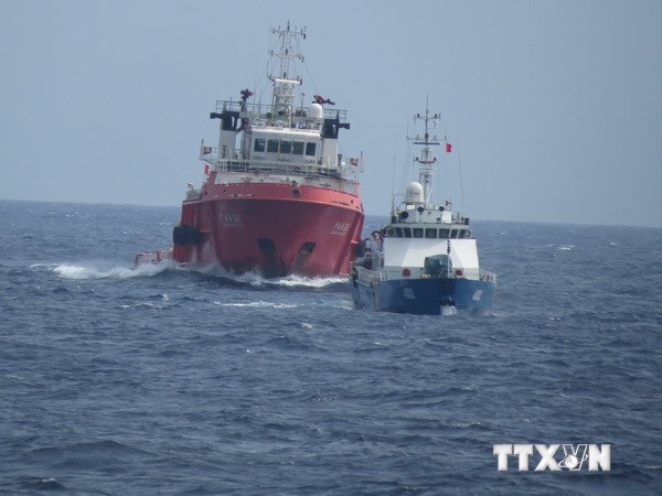 àu Trung Quốc phía sau áp sát, ngăn cản, sẵn sàng đâm va, uy hiếp tàu Việt Nam gần khu vực hạ đặt giàn khoan trái phép. (Nguồn: TTXVN)