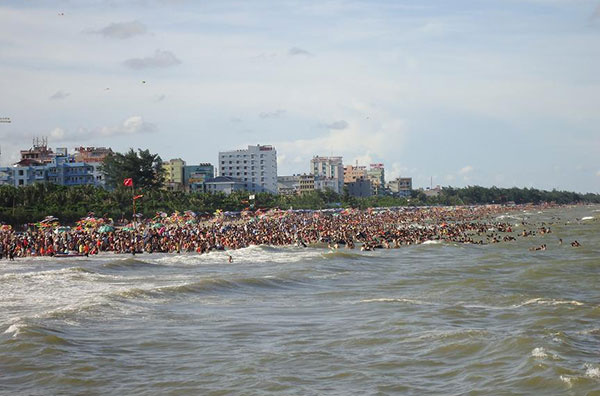 Bãi biển Sầm Sơn thu hút đông đảo khách du lịch nhất là vào dịp hè
