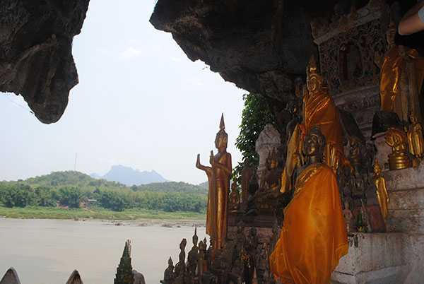  Tượng Phật ở động Pak Ou