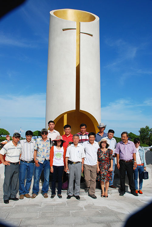 Đoàn nhà báo Lâm Đồng tham quan Khu lưu niệm đờn ca tài tử