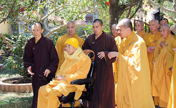  Các Tăng, Ni và Phật tử đón Hòa thượng, Viện trưởng Thích Thanh Từ trở về Thiền viện