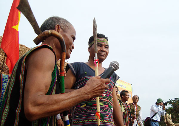 Tổng già làng Điểu K’Lộc điều hành lễ ăn trâu