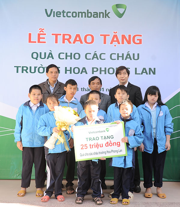 Vietcombank Đà Lạt tặng Trường Thiểu năng Hoa Phong Lan - Đà Lạt 25 triệu đồng