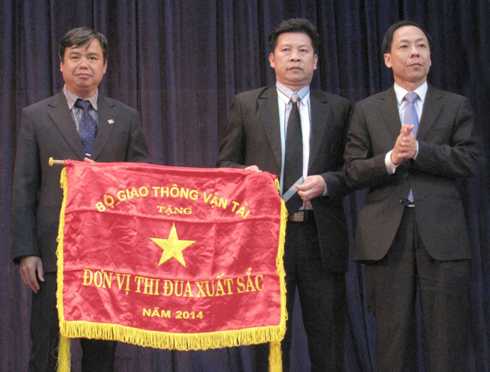 Phó Chủ tịch UBND tỉnh Trần Ngọc Liêm tặng Cờ thi đua của Bộ GTVT cho lãnh đạo Sở