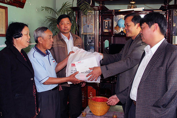 Đại diện báo Nhân Dân và Sở LĐ-TBXH Lâm Đồng tặng quà nạn nhân chất độc da cam ở phường 8, TP Đà Lạt