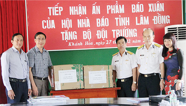 Đại diện Hội Nhà báo tỉnh Lâm Đồng tặng ấn phẩm báo xuân cho bộ đội Trường Sa