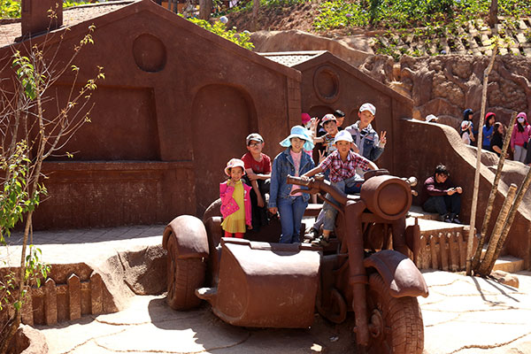 Đường hầm điêu khắc thu hút khách du lịch