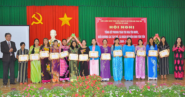 UBND huyện Di Linh trao Giấy khen 15 tập thể xuất sắc tiêu biểu  