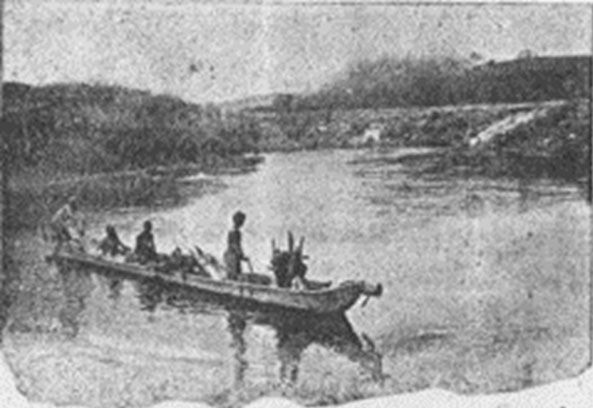Thuyền độc mộc vượt sông Đa Nhim ở Dran
