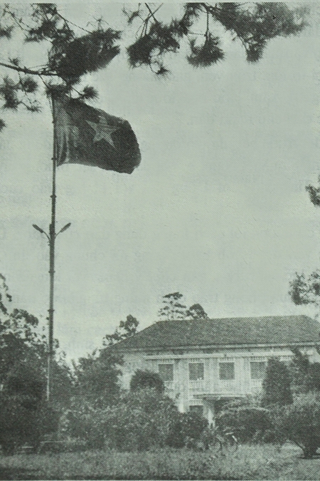 Cờ Mặt trận Giải phóng tung bay trên cột cờ Tòa Hành chính (ngụy). Chụp lại ảnh tư liệu: BÙI TRƯỞNG