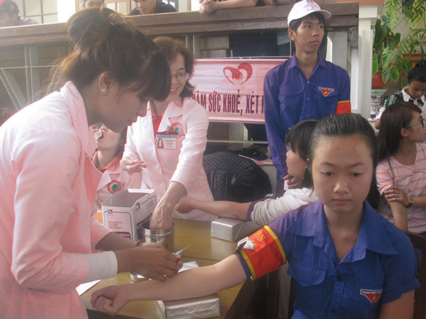 Sinh viên ĐH Đà Lạt tham gia hiến máu tình nguyện