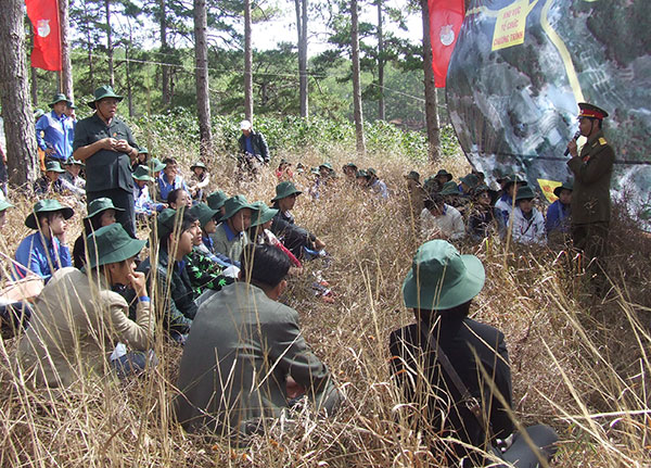 Cựu chiến binh Nguyễn Văn Toàn - một nhân chứng lịch sử chỉ huy trận đánh Dốc Đu - Hầm Xẻ kể lại trận đánh với thế hệ trẻ