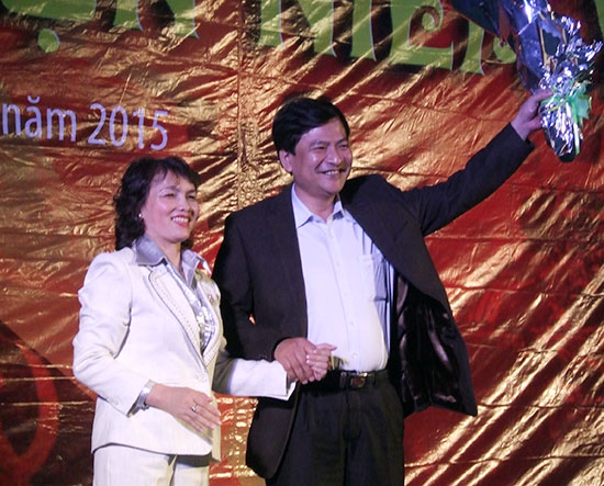 Bà Nguyễn Thị Nguyên – Giám đốc Sở VH-TT-DL tặng hoa cho NSUT Quốc Anh