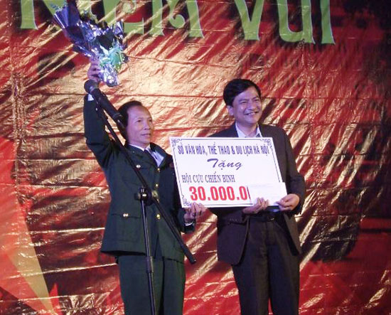 Sở VHTTDL Hà Nội trao tặng 30 triệu đồng cho Hội CCB Đà Lạt tại Ngày văn hoá Hà Nội tại Đà Lạt