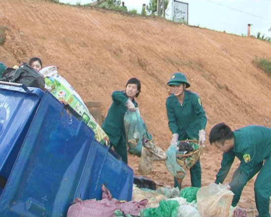Đoàn viên DQCĐ tham gia làm sạch môi trường