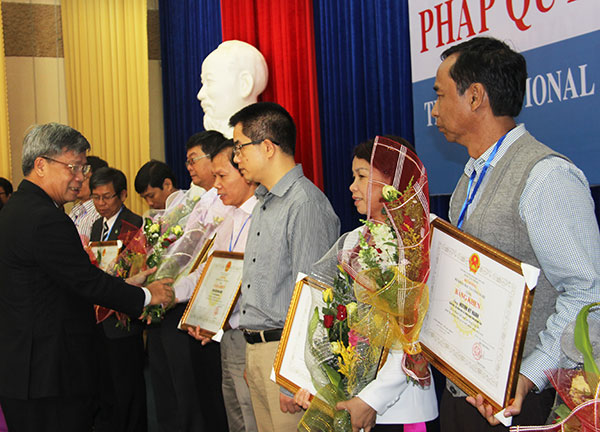 Thứ trưởng Bộ Khoa học và Công nghệ Trần Việt Thanh trao tặng bằng khen của Bộ trưởng cho các tập thể và cá nhân