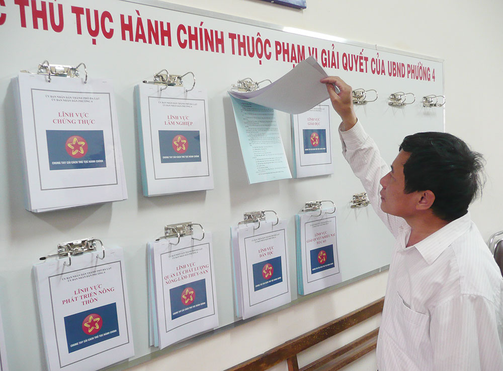Bảng niêm yết công khai hóa TTHC tại phường 4 - Đà Lạt