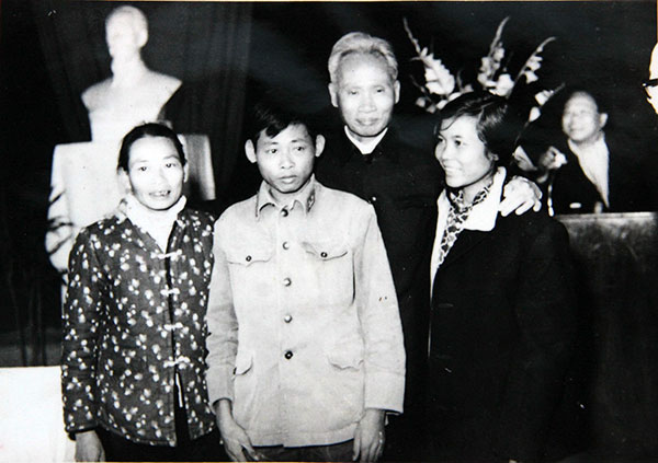 Vinh dự một lần được chụp hình chung với Thủ tướng Phạm Văn Đồng