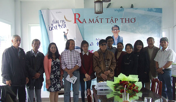 Tác giả trẻ Lê Hòa cùng các bạn hữu trong ngày ra mắt tập thơ tại Đà Lạt