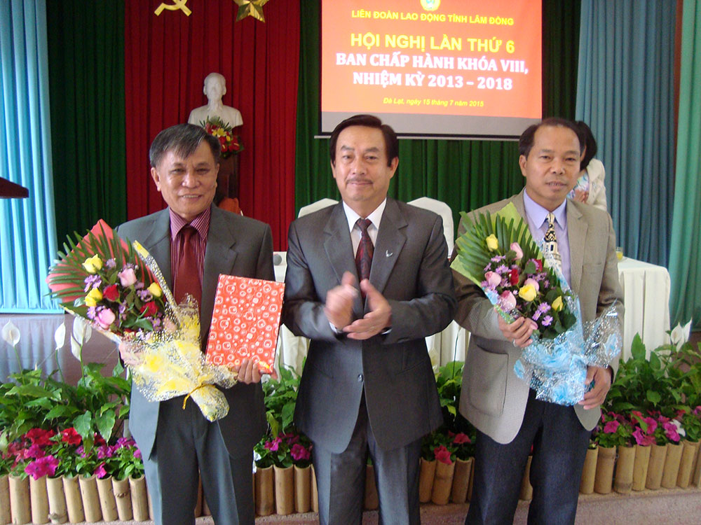 Tặng hoa chúc mừng cựu Chủ tịch (trái) và tân Chủ tịch LĐLĐ tỉnh Lâm Đồng (phải)