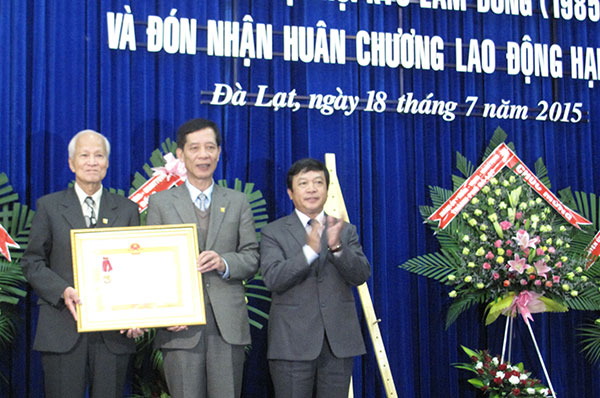 Chủ tịch UBND tỉnh Ðoàn Văn Việt trao Huân chương Lao động hạng Ba cho tập thể Hội Kiến trúc sư Lâm Ðồng