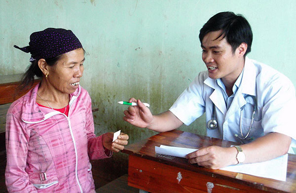 Bác sĩ Trần Xuân Trường khám bệnh từ thiện cho người dân nghèo vùng sâu