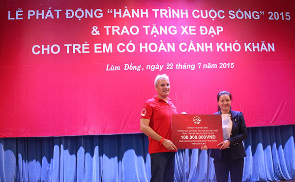 Tổng Giám đốc AIA Việt Nam tặng 100 triệu đồng cho Trung tâm Bảo trợ trẻ em Lâm Đồng