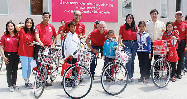 Trao tặng xe đạp cho trẻ em nghèo tỉnh Lâm Đồng